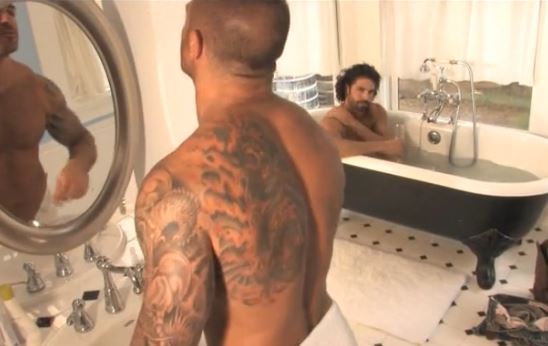 deux-hommes-salle-de-bain